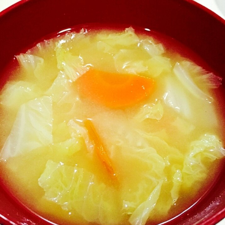 余った野菜で甘〜い白菜と人参の味噌汁